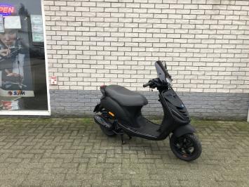 DIKKE PIAGGIO ZIP SP 45 4-TAKT MAT ZWART BROM BJ2011 9.000KM