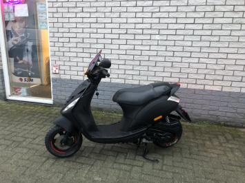 GAVE PIAGGIO ZIP SP 45 4-TAKT MAT ZWART BROM  BJ2017 9.000KM