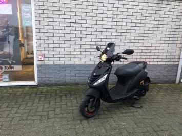 GAVE PIAGGIO ZIP SP 45 4-TAKT MAT ZWART BROM  BJ2017 9.000KM