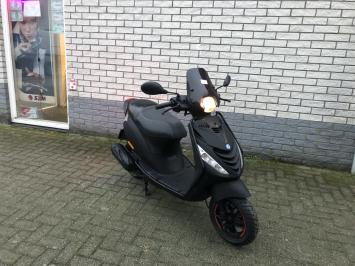 GAVE PIAGGIO ZIP SP 45 4-TAKT MAT ZWART BROM  BJ2017 9.000KM