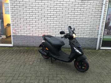 GAVE PIAGGIO ZIP SP 45 4-TAKT MAT ZWART BROM  BJ2017 9.000KM