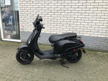 DIKKE VESPA SPRINT S 45M BROM NOTTE MAT ZWART BJ2018 11000KM ALARM