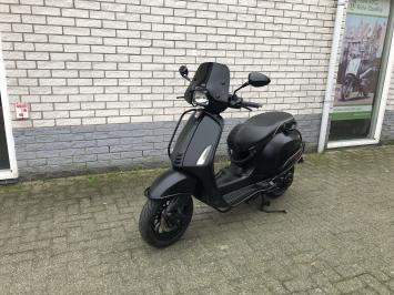 DIKKE VESPA SPRINT S 45M BROM NOTTE MAT ZWART BJ2018 11000KM ALARM