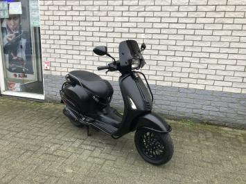 DIKKE VESPA SPRINT S 45M BROM NOTTE MAT ZWART BJ2018 11000KM ALARM