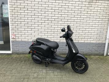 DIKKE VESPA SPRINT S 45M BROM NOTTE MAT ZWART BJ2018 11000KM ALARM