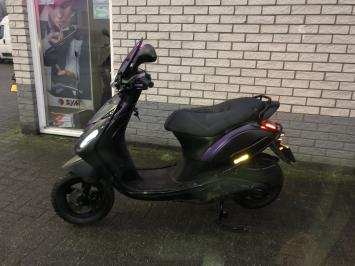 DIKKE PIAGGIO ZIP SP 45KM 4T BROM MAT PAARS BJ2023 1800KM