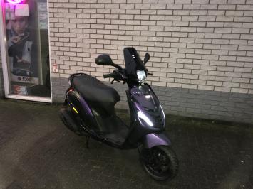 DIKKE PIAGGIO ZIP SP 45KM 4T BROM MAT PAARS BJ2023 1800KM