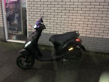 DIKKE PIAGGIO ZIP SP 45KM BROM MAT BLACK BJ2023 5000KM VOL OPTIES 