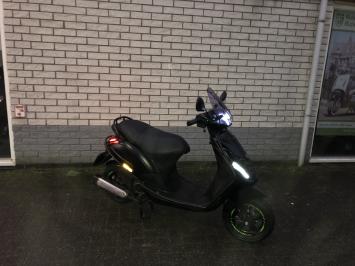 DIKKE PIAGGIO ZIP SP 45KM BROM MAT BLACK BJ2023 5000KM VOL OPTIES 