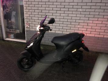 DIKKE PIAGGIO ZIP 2-TAKT 45KM BROM MAT BLACK BJ2015 14000KM