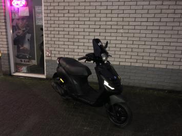 DIKKE PIAGGIO ZIP 2-TAKT 45KM BROM MAT BLACK BJ2015 14000KM