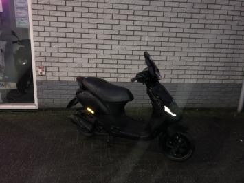 DIKKE PIAGGIO ZIP 2-TAKT 45KM BROM MAT BLACK BJ2015 14000KM