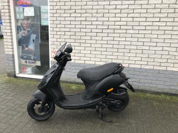 GAVE PIAGGIO ZIP SP 45 4-TAKT MAT BLACK  BROM  BJ2020 10.000KM