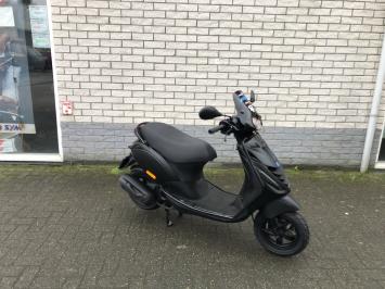 GAVE PIAGGIO ZIP SP 45 4-TAKT MAT BLACK  BROM  BJ2020 10.000KM