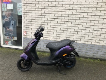 DIKKE PIAGGIO ZIP SP 45KM 4-TAKT BROM PAARS BJ2019 9000KM