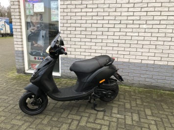 DIKKE PIAGGIO ZIP SP 45KM BROM MAT ZWART 4-T BJ2022 5000KM