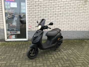 DIKKE PIAGGIO ZIP SP 45KM BROM MAT ZWART 4-T BJ2022 5000KM