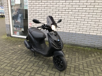 DIKKE PIAGGIO ZIP SP 45KM BROM MAT ZWART 4-T BJ2022 5000KM