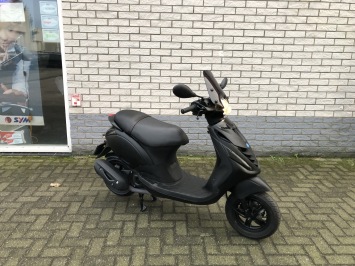 DIKKE PIAGGIO ZIP SP 45KM BROM MAT ZWART 4-T BJ2022 5000KM