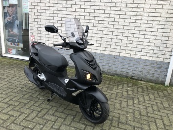 JONGE PEUGEOT SPEEDFIGHT 4 BROM 45KM MAT BLACK BJ2023 4000KM