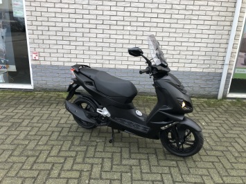 JONGE PEUGEOT SPEEDFIGHT 4 BROM 45KM MAT BLACK BJ2023 4000KM