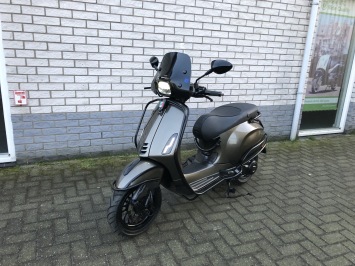 DIKKE VESPA SPRINT S 45KM BROM MYSTIC GREY SPECIAL BJ2018 9000KM