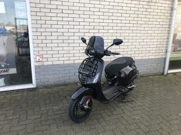 DIKKE VESPA SPRINT S 45KM BROM BLACK ON BLACK BJ2017 9000KM