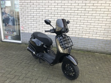 DIKKE VESPA SPRINT S 45KM BROM BLACK ON BLACK BJ2017 9000KM