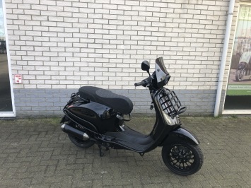 DIKKE VESPA SPRINT S 45KM BROM BLACK ON BLACK BJ2017 9000KM