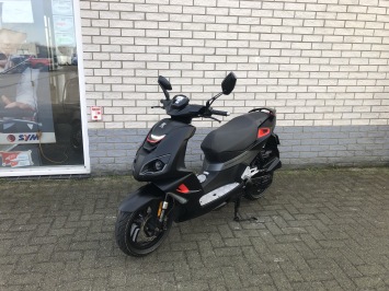 GAVE PEUGEOT SPEEDFIGHT 4 BROM 45KM 4T BLACK ON BLACK 10.000KM BJ2019