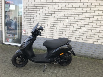 DIKKE PIAGGIO ZIP SP 45 4-TAKT MAT ZWART BROM BJ2019 8.000KM