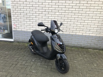 DIKKE PIAGGIO ZIP SP 45 4-TAKT MAT ZWART BROM BJ2019 8.000KM