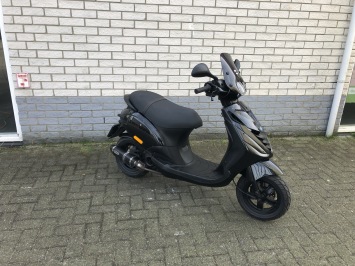 DIKKE PIAGGIO ZIP SP 45 4-TAKT MAT ZWART BROM BJ2019 8.000KM