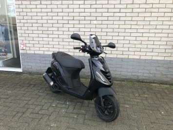 CUSTOM PIAGGIO ZIP SP45KM BROM 80CC VOL OPTIE BJ2016 9000KM