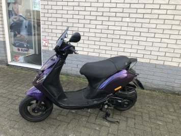 DIKKE PIAGGIO ZIP SP 45KM BROM PAARS BJ2021 9000KM