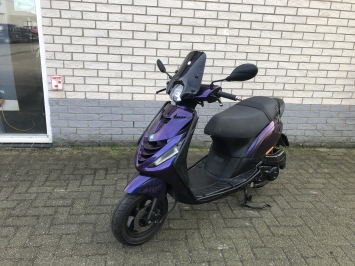 DIKKE PIAGGIO ZIP SP 45KM BROM PAARS BJ2021 9000KM