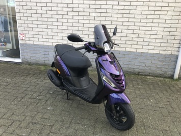 DIKKE PIAGGIO ZIP SP 45KM BROM PAARS BJ2021 9000KM