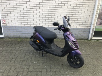 DIKKE PIAGGIO ZIP SP 45KM BROM PAARS BJ2021 9000KM