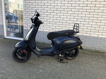 DIKKE VESPA SPRINT S 45KM BROM SPECIAL MAT BLAUW BJ2019 8000KM