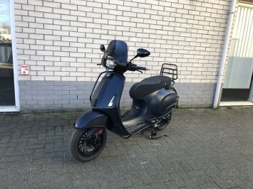 DIKKE VESPA SPRINT S 45KM BROM SPECIAL MAT BLAUW BJ2019 8000KM