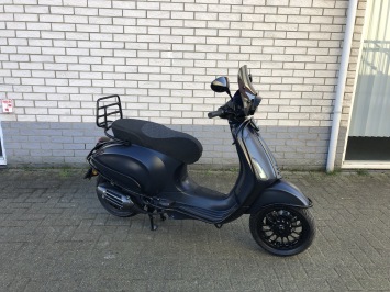 DIKKE VESPA SPRINT S 45KM BROM SPECIAL MAT BLAUW BJ2019 8000KM