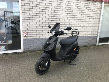 DIKKE PIAGGIO ZIP SP 45 4-TAKT MAT ZWART BROM BJ2015 7000KM