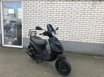 DIKKE PIAGGIO ZIP SP 45 4-TAKT MAT ZWART BROM BJ2015 7000KM