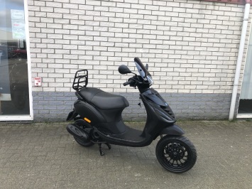 DIKKE PIAGGIO ZIP SP 45 4-TAKT MAT ZWART BROM BJ2015 7000KM