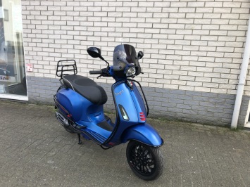 DIKKE VESPA SPRINT S 45KM BROM MAT BLAUW BJ2021 4000KM