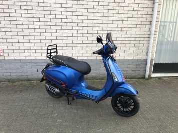 DIKKE VESPA SPRINT S 45KM BROM MAT BLAUW BJ2021 4000KM