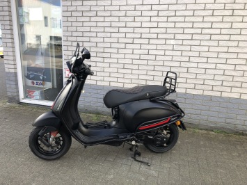 DIKKE VESPA SPRINT S 45KM BROM MAT BLACK 8000KM BJ2021