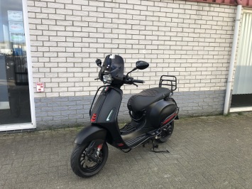 DIKKE VESPA SPRINT S 45KM BROM MAT BLACK 8000KM BJ2021