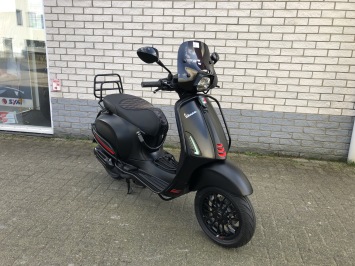 DIKKE VESPA SPRINT S 45KM BROM MAT BLACK 8000KM BJ2021