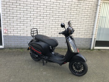 DIKKE VESPA SPRINT S 45KM BROM MAT BLACK 8000KM BJ2021